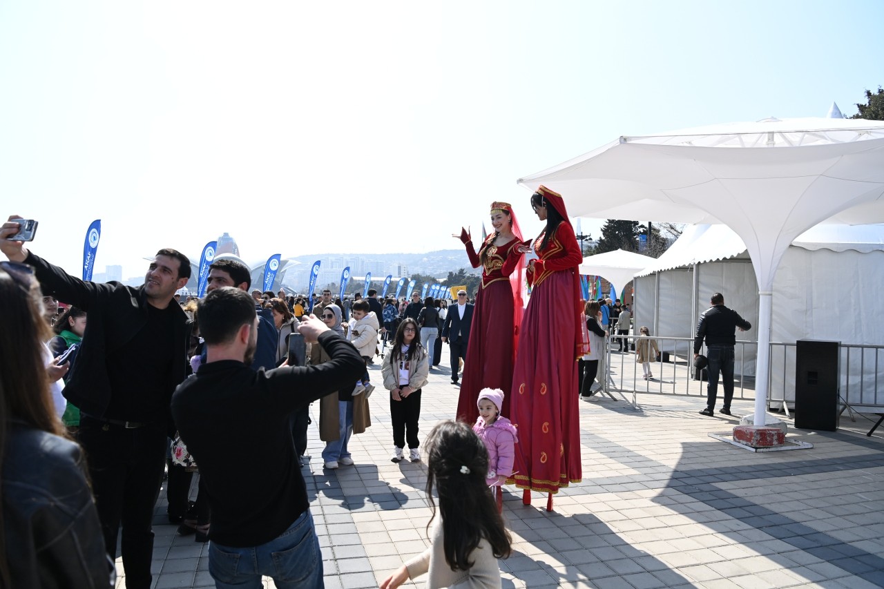 Paytaxtda Xəzərin suları avarçəkmə və yelkənli qayıqlarla bəzəndi - FOTOLAR